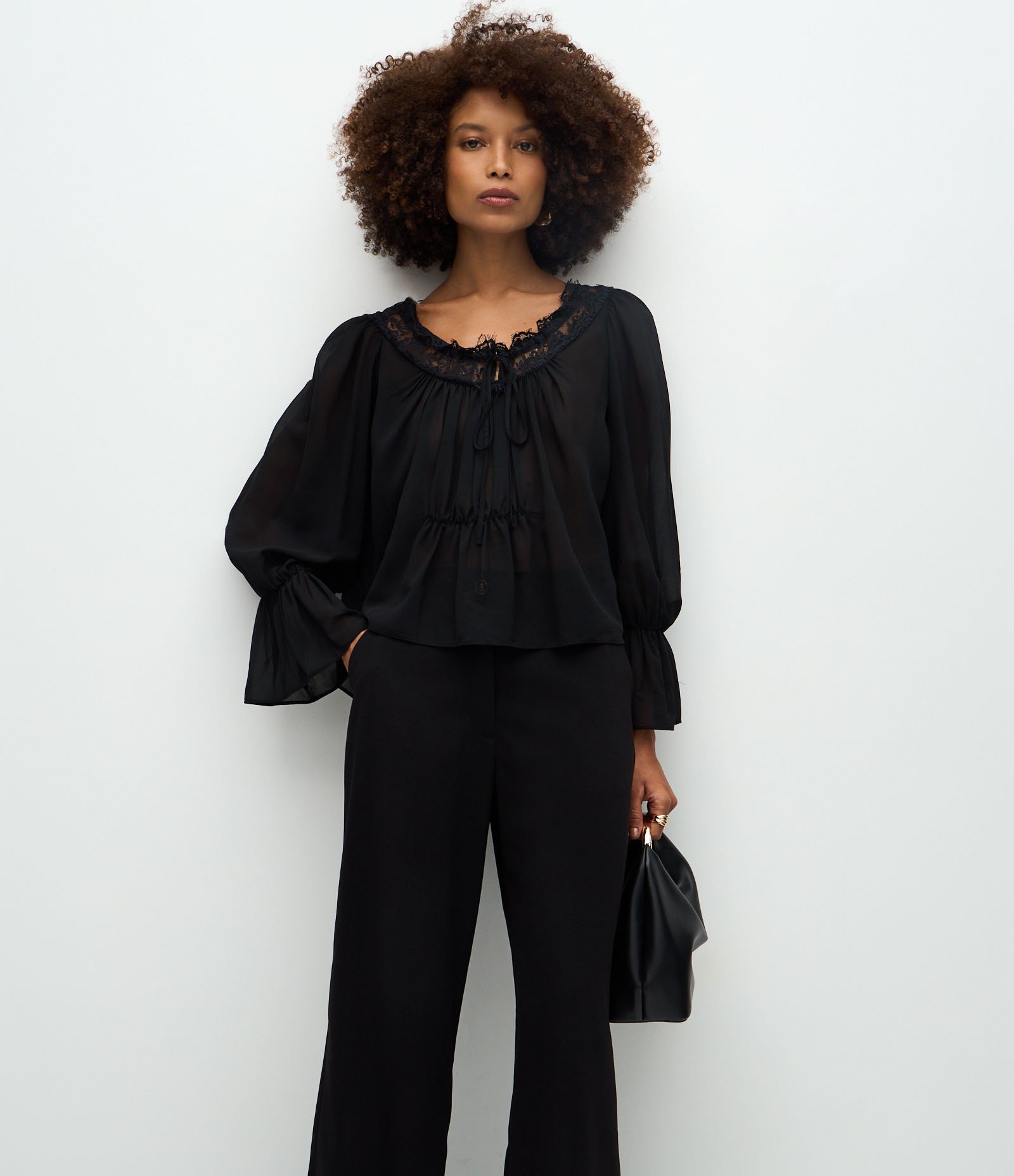 Calça Wide Leg Alfaiatada em Crepe com Botão Preto 2