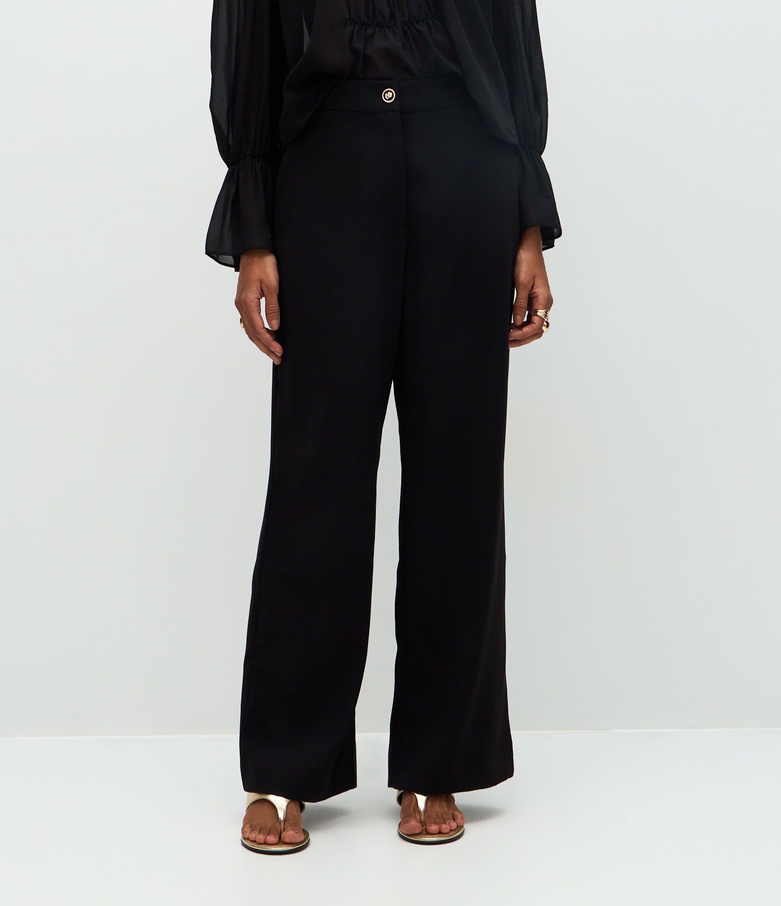 Calça Wide Leg Alfaiatada em Crepe com Botão Preto 3