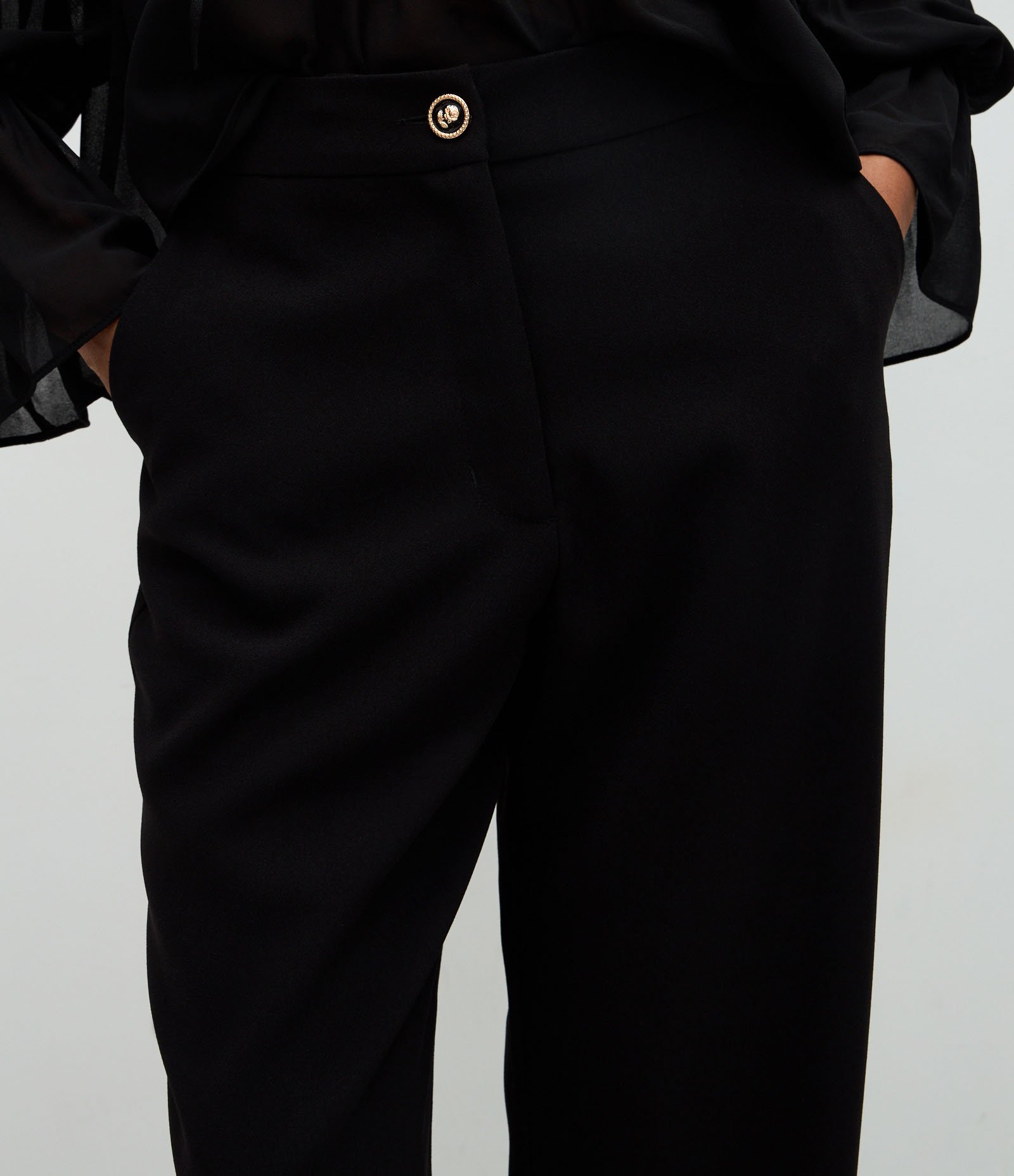 Calça Wide Leg Alfaiatada em Crepe com Botão Preto 4