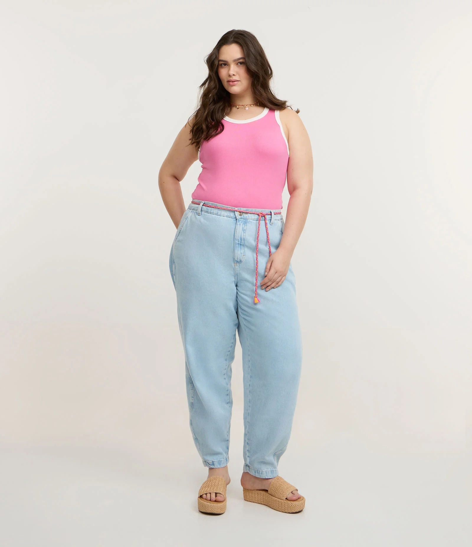 Calça Mom em Jeans com Elástico Traseiro e Cordão Colorido Curve & Plus Size Azul 1