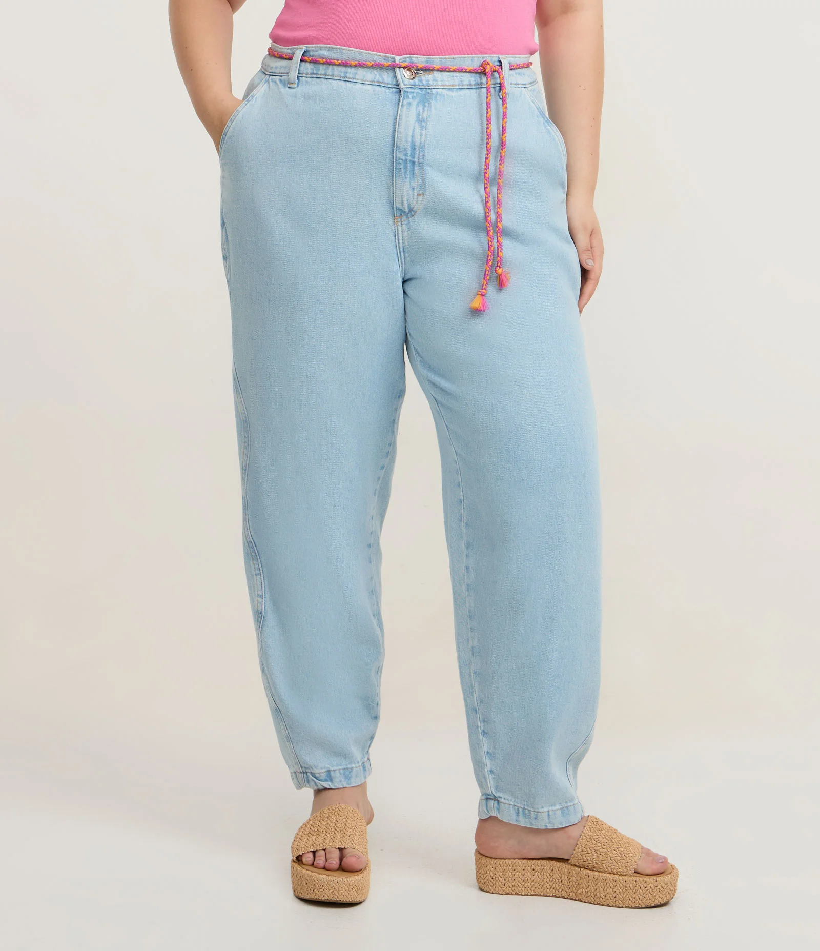 Calça Mom em Jeans com Elástico Traseiro e Cordão Colorido Curve & Plus Size Azul 2
