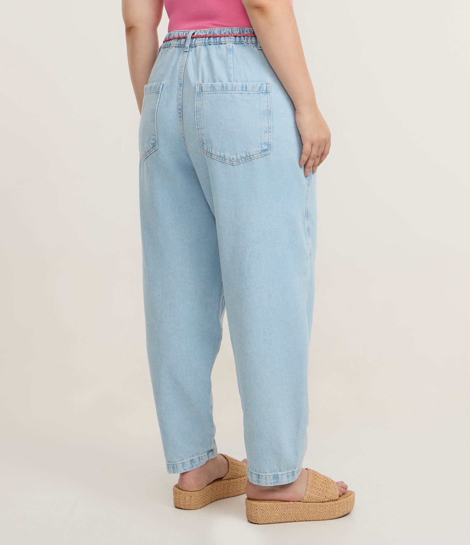 Calça Mom em Jeans com Elástico Traseiro e Cordão Colorido Curve & Plus Size Azul 4