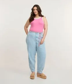 Calça Mom em Jeans com Elástico Traseiro e Cordão Colorido Curve & Plus Size