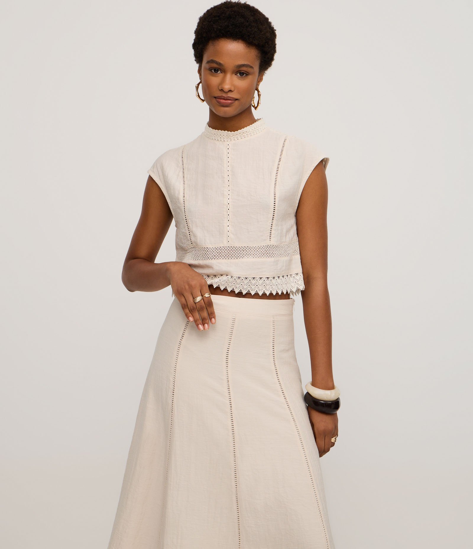 Saia Evasê Midi em Viscose com Bordado na Barra Bege 2