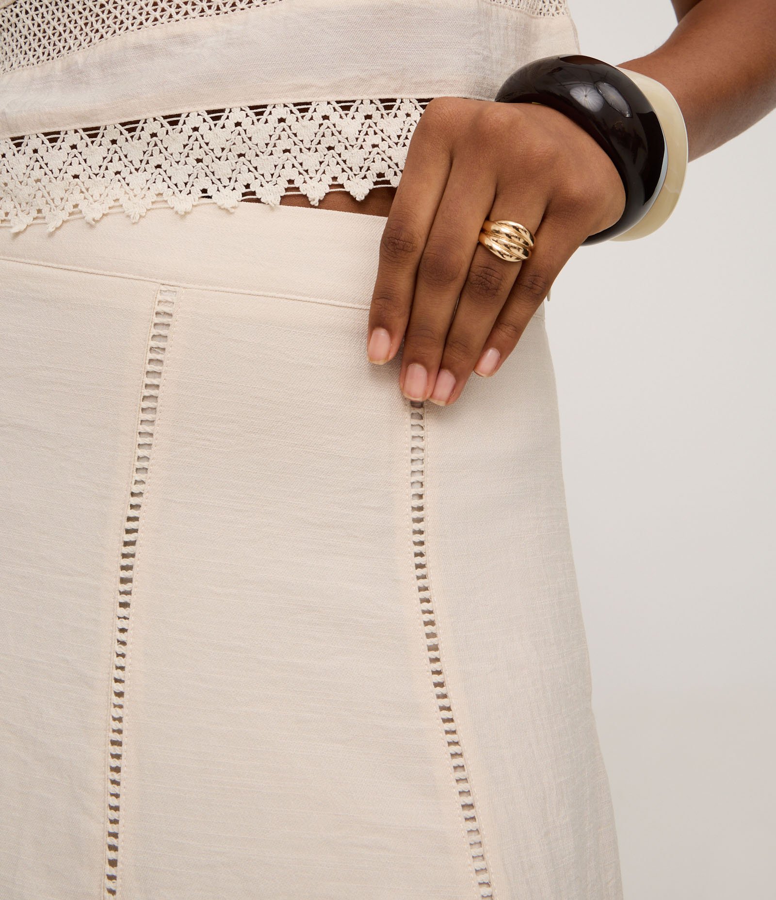 Saia Evasê Midi em Viscose com Bordado na Barra Bege 4