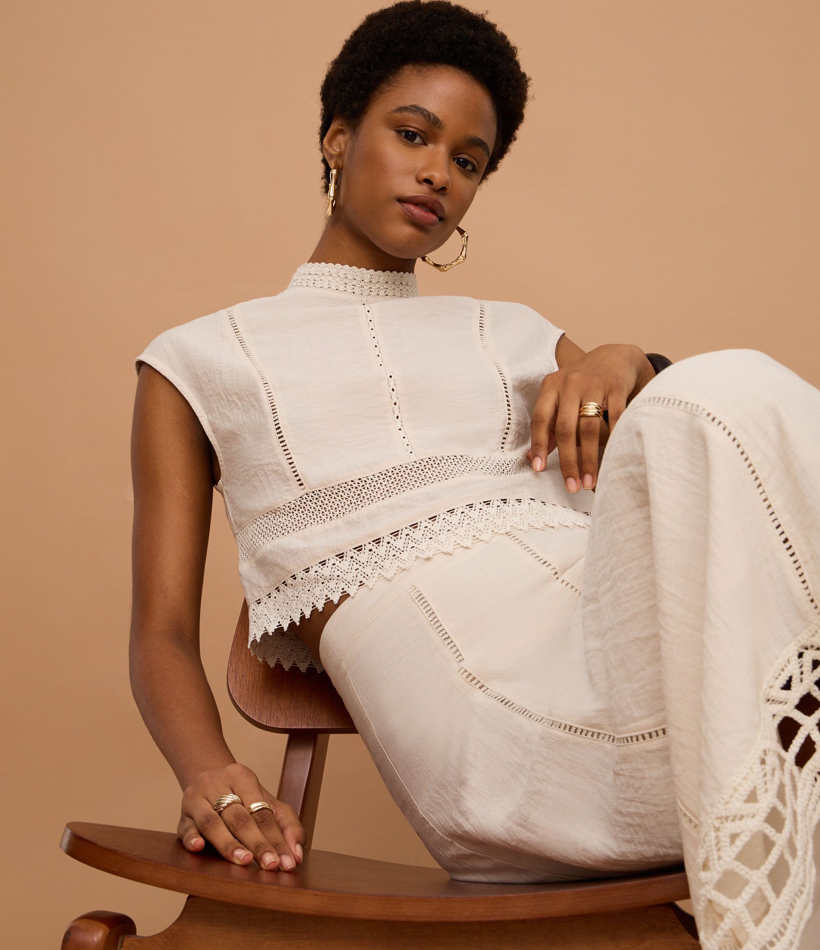 Saia Evasê Midi em Viscose com Bordado na Barra Bege 5