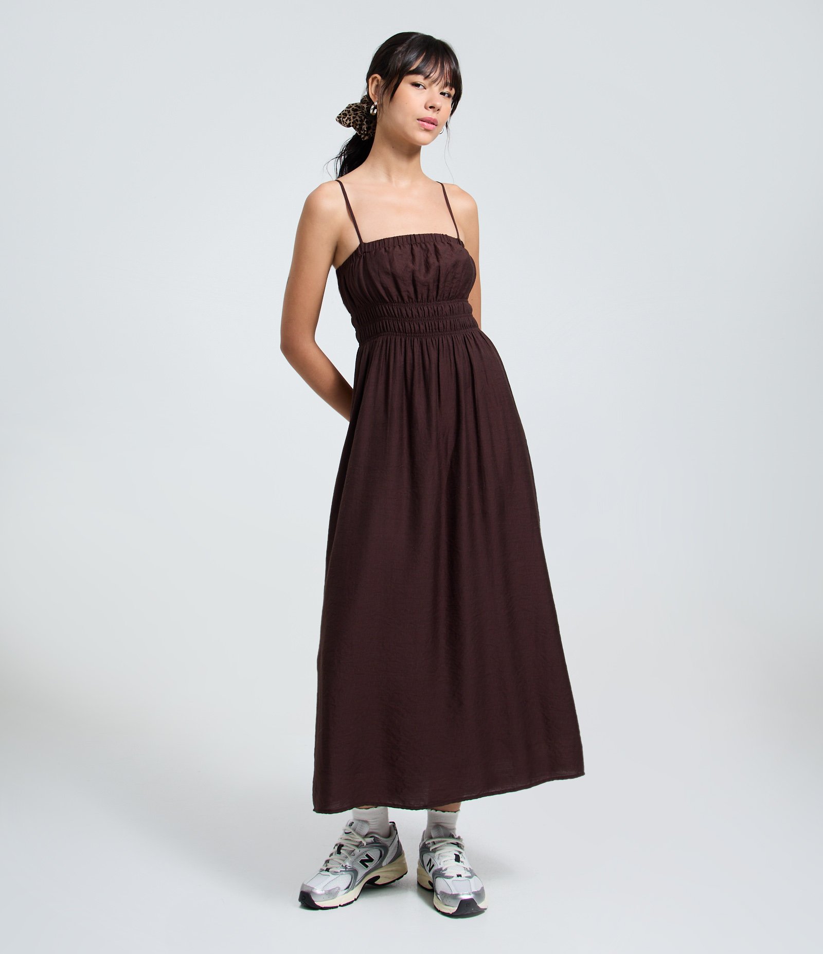 Vestido Midi com Alças Finas e Lastex na Cintura Marrom 1