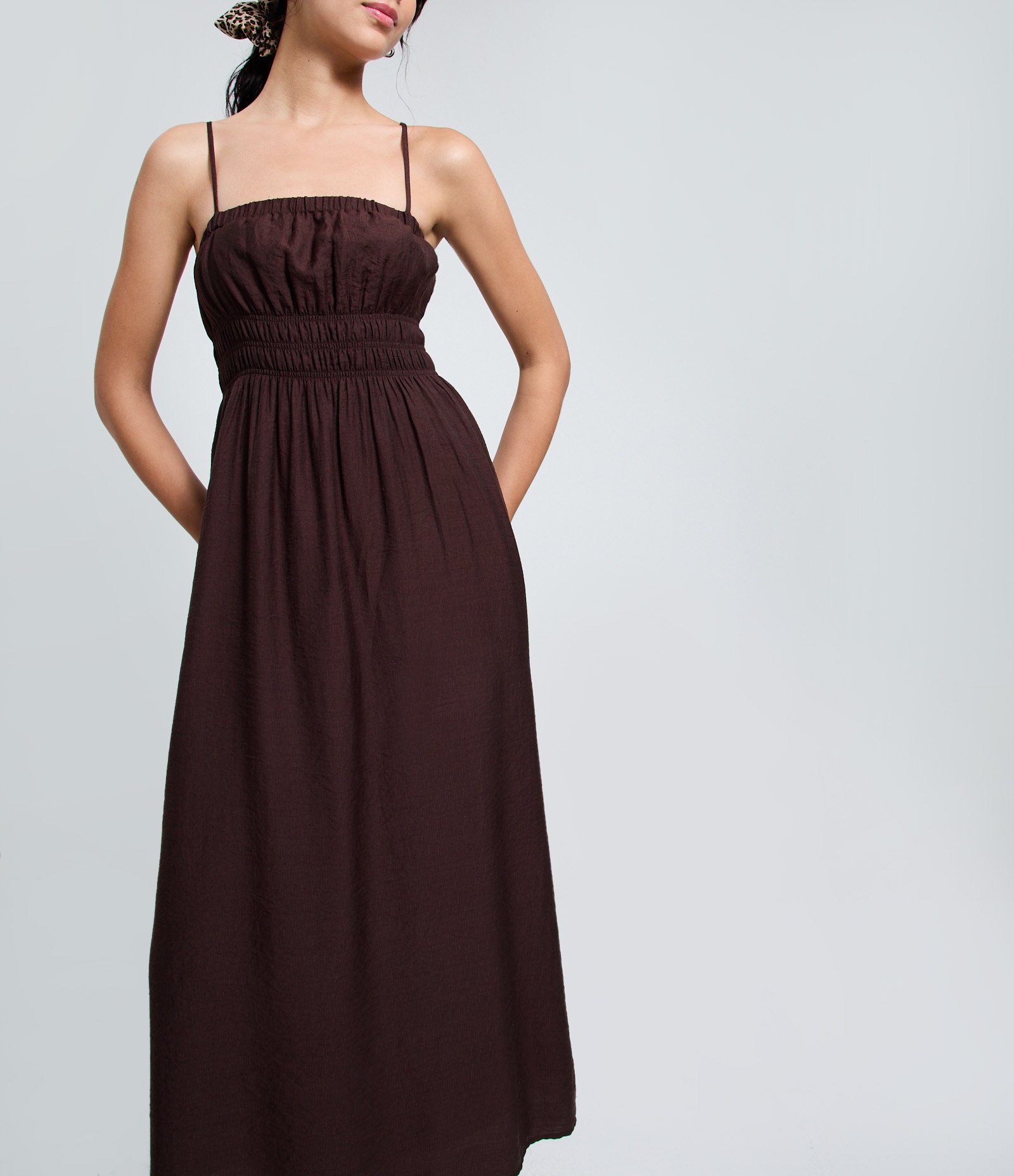 Vestido Midi com Alças Finas e Lastex na Cintura Marrom 2