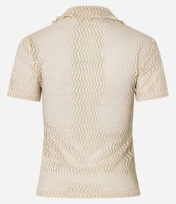 Blusa Slim com Efeito Macramê e Gola Polo