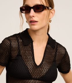 Blusa Slim com Efeito Macramê e Gola Polo