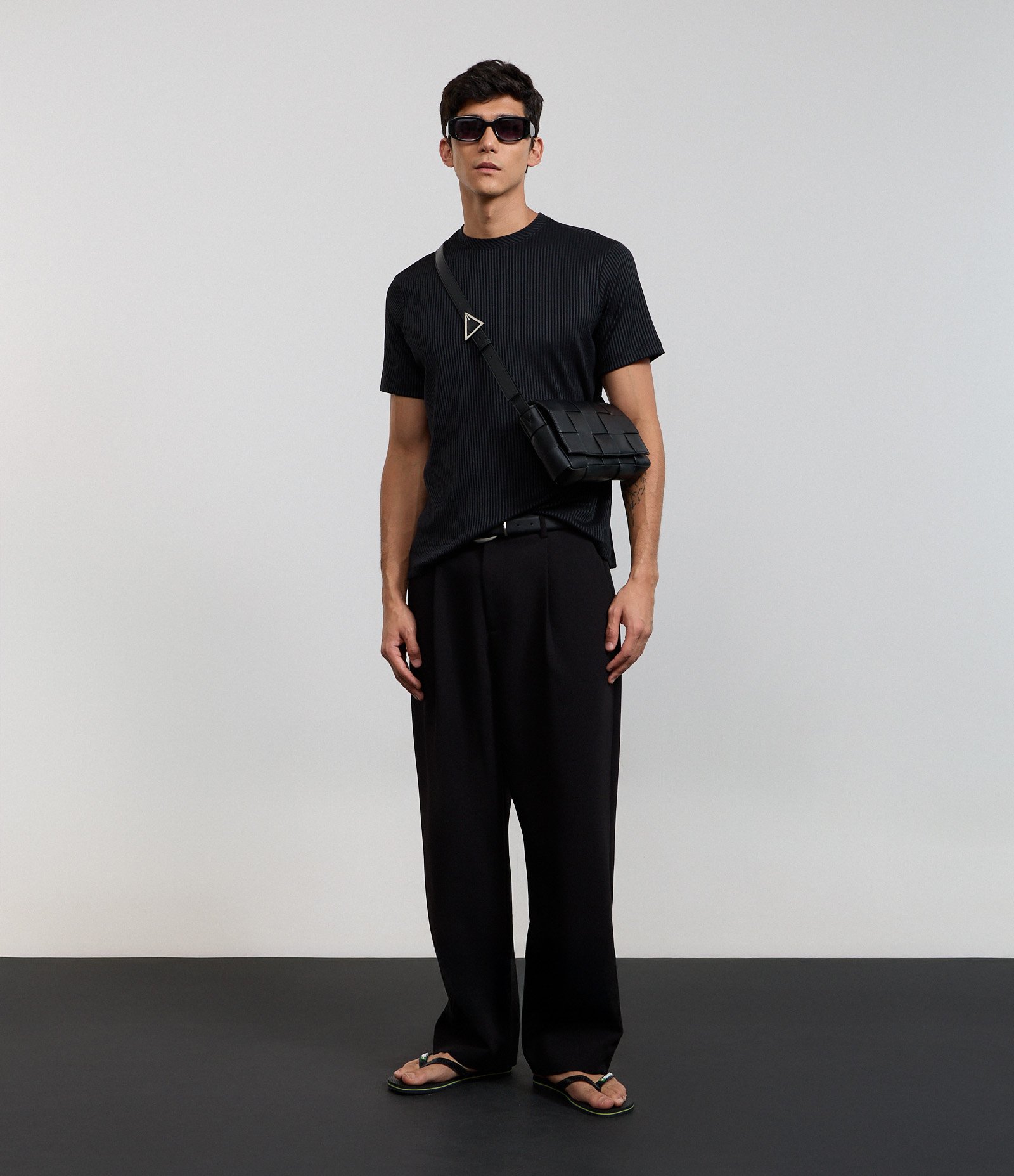 Camiseta Slim Canelada com Textura Vertical Preto 2