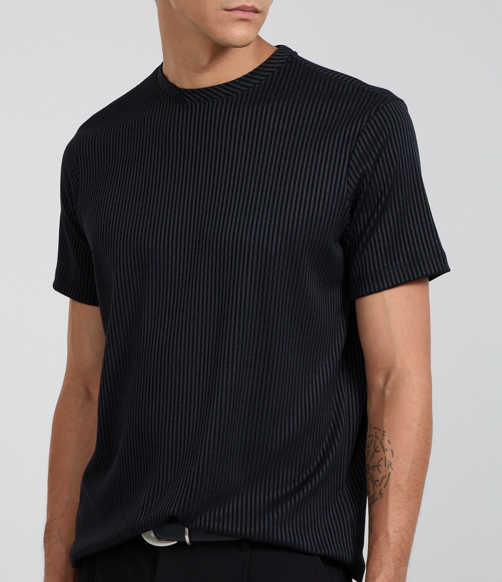 Camiseta Slim Canelada com Textura Vertical Preto 3