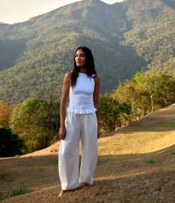 Calça Barrel em Sarja com Pregas e Bolsos