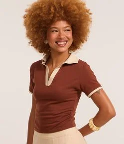 Blusa Polo em Cotton com Gola Contrastante e Franzido Lateral