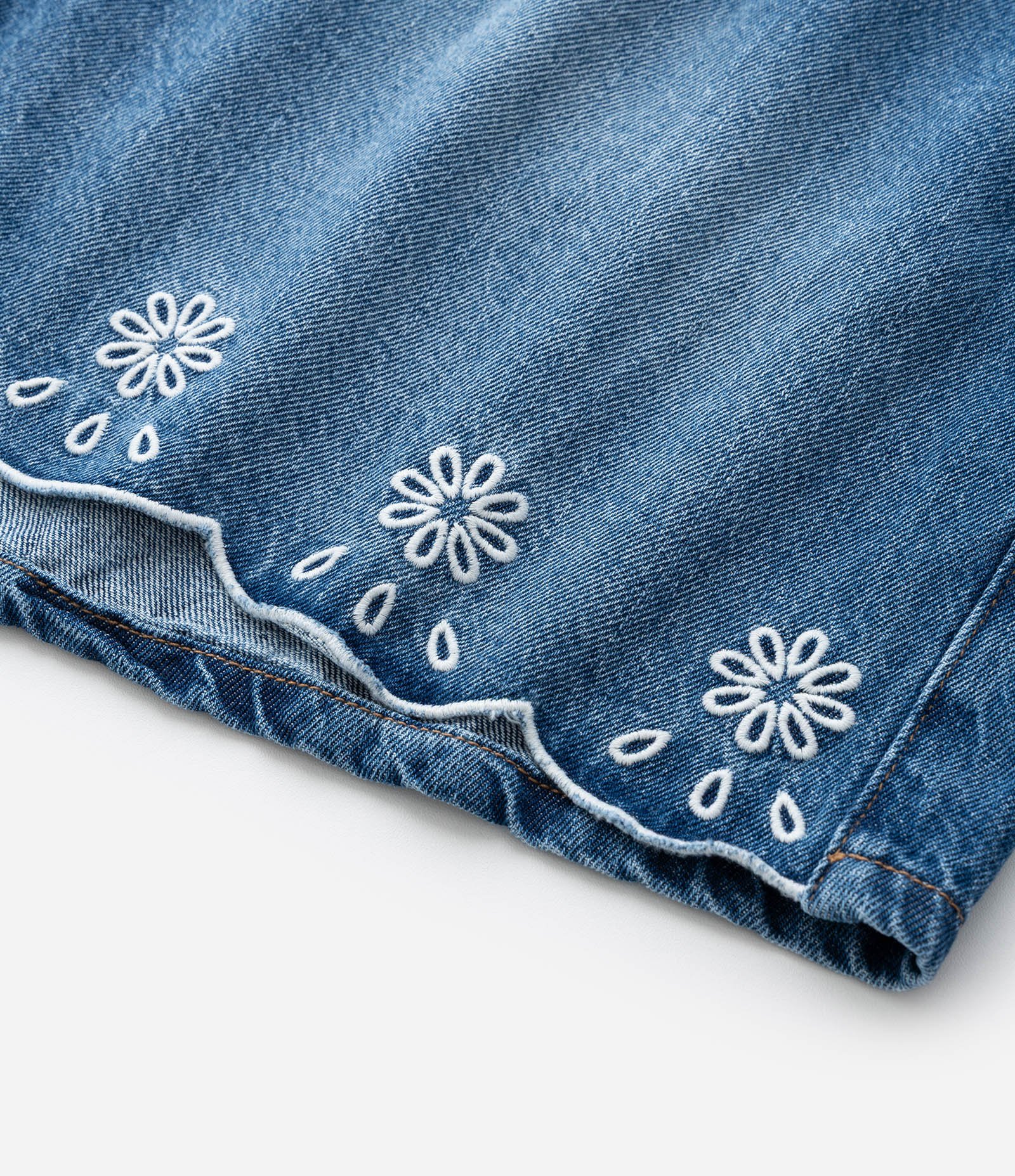 Short Mom em Jeans com Bordado Richelieu na Barra Curve & Plus Size Azul 9