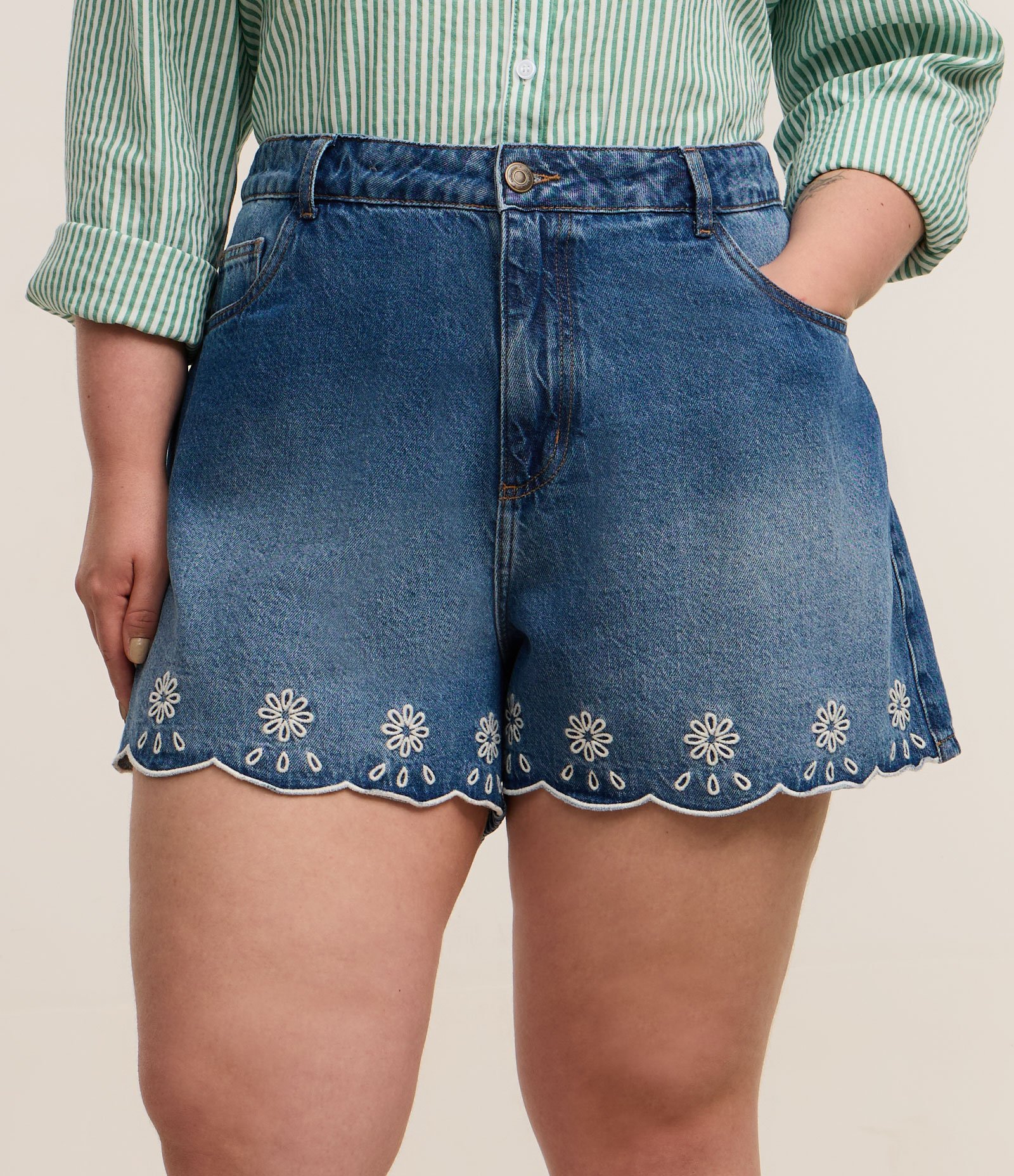 Short Mom em Jeans com Bordado Richelieu na Barra Curve & Plus Size Azul 2