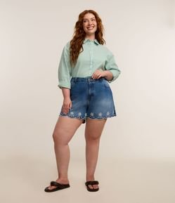 Short Mom em Jeans com Bordado Richelieu na Barra Curve & Plus Size