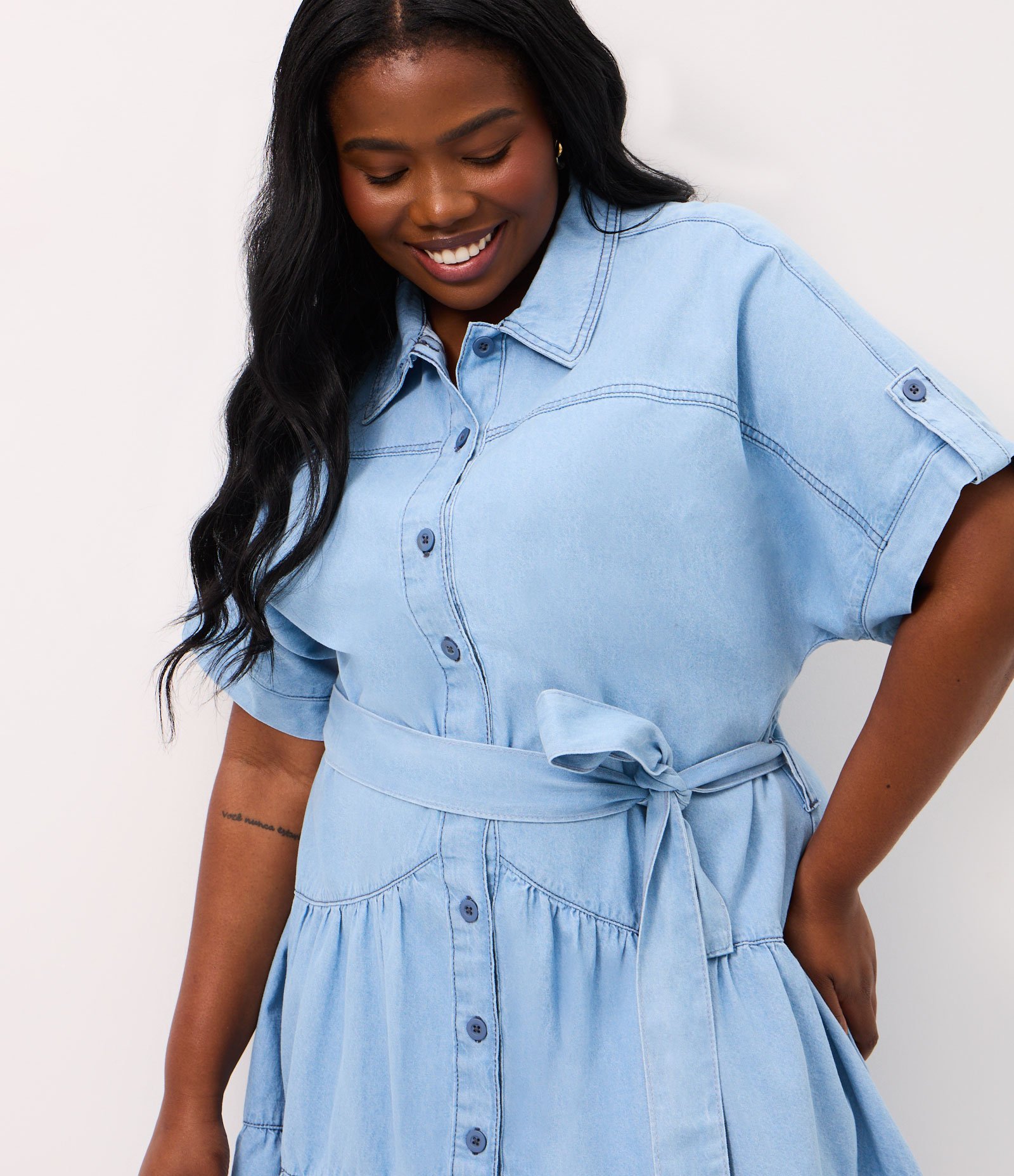 Vestido Curto em Jeans com Babados e Cinto Faixa Curve & Plus Size Azul 3