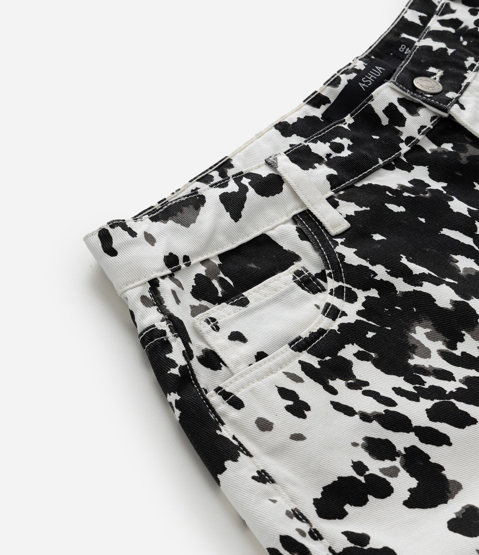 Short em Sarja com Estampa Animal Print Vaquinha Off White/Preto 3