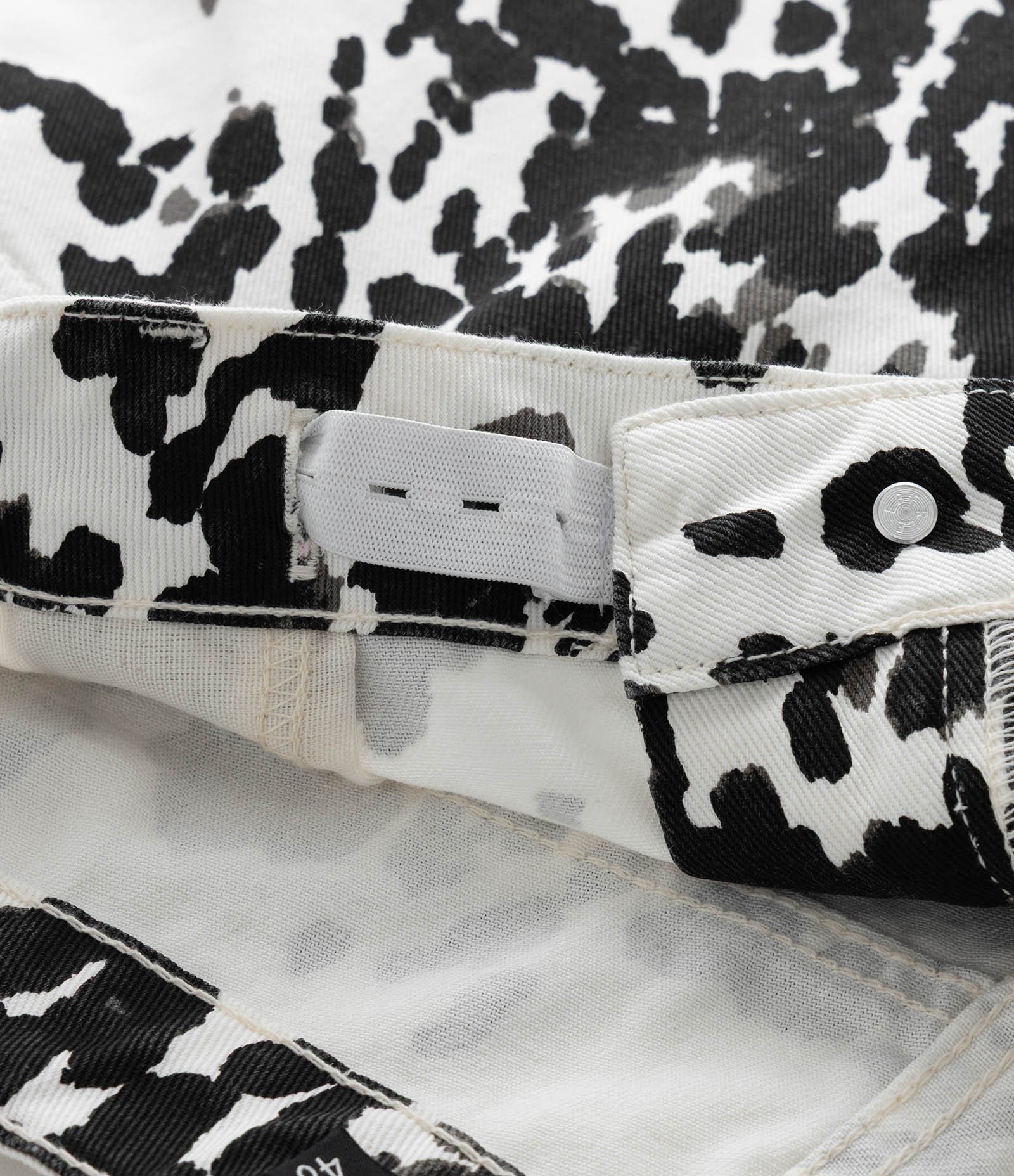 Short em Sarja com Estampa Animal Print Vaquinha Off White/Preto 4