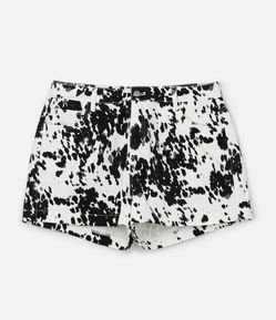Short em Sarja com Estampa Animal Print Vaquinha
