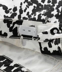 Short em Sarja com Estampa Animal Print Vaquinha