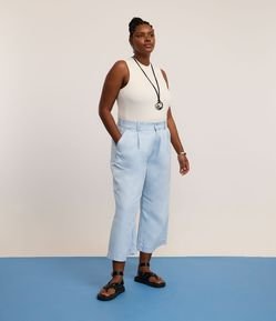 Calça Pantacourt em Jeans Delavê com Elástico nas Costas Curve & Plus Size