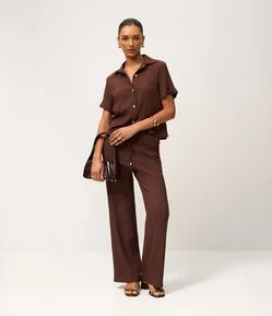 Calça Reta Fluida em Chiffon Texturizado
