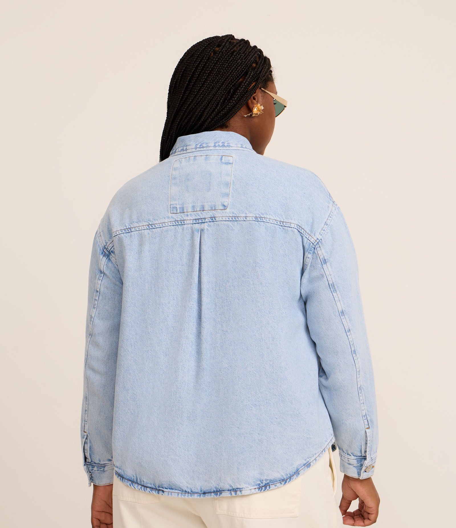 Jaqueta Overshirt em Jeans com Bolso Frontal Curve & Plus Size Azul 4