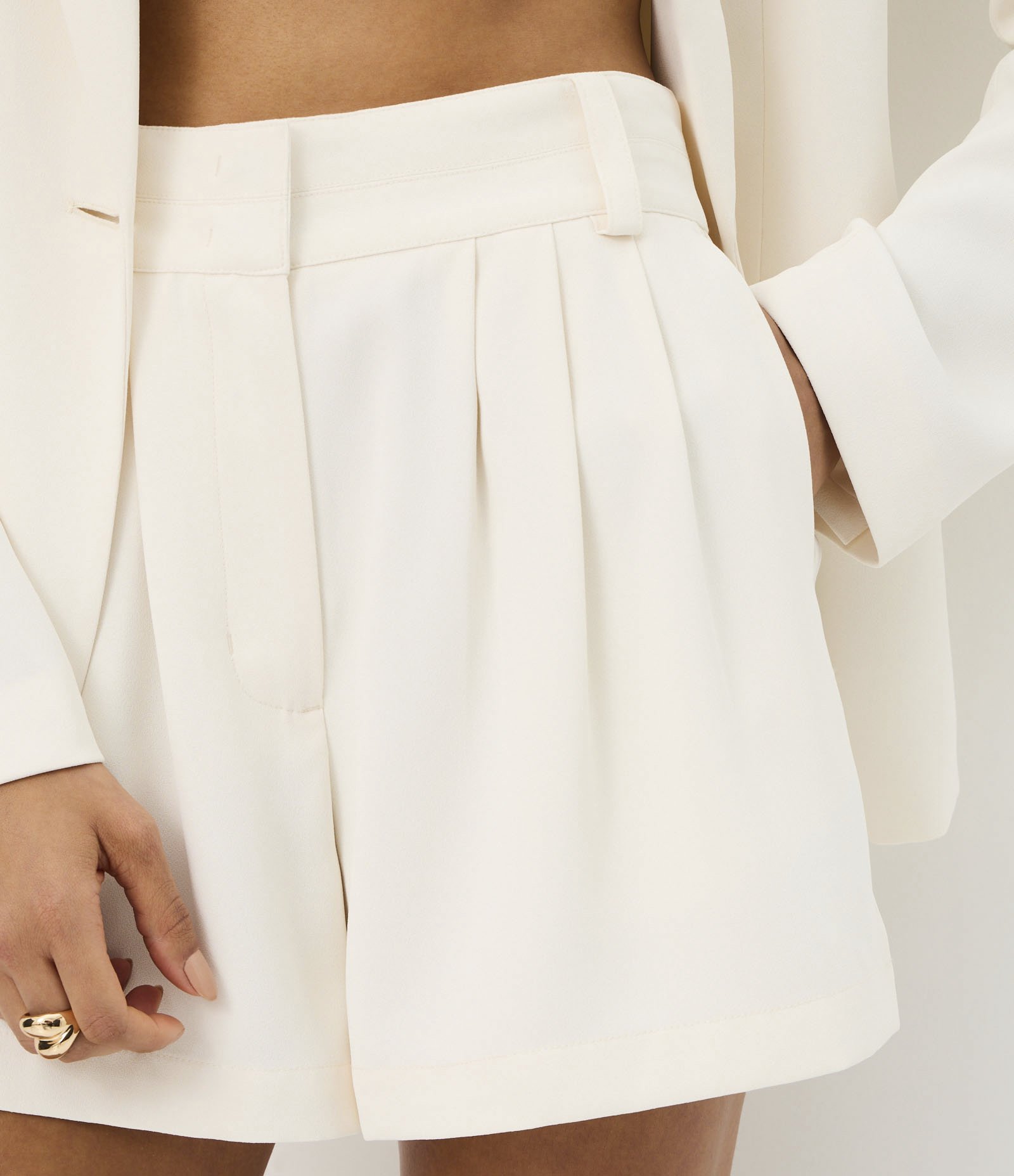 Bermuda em Crepe com Pregas e Cós Duplos Off White 4