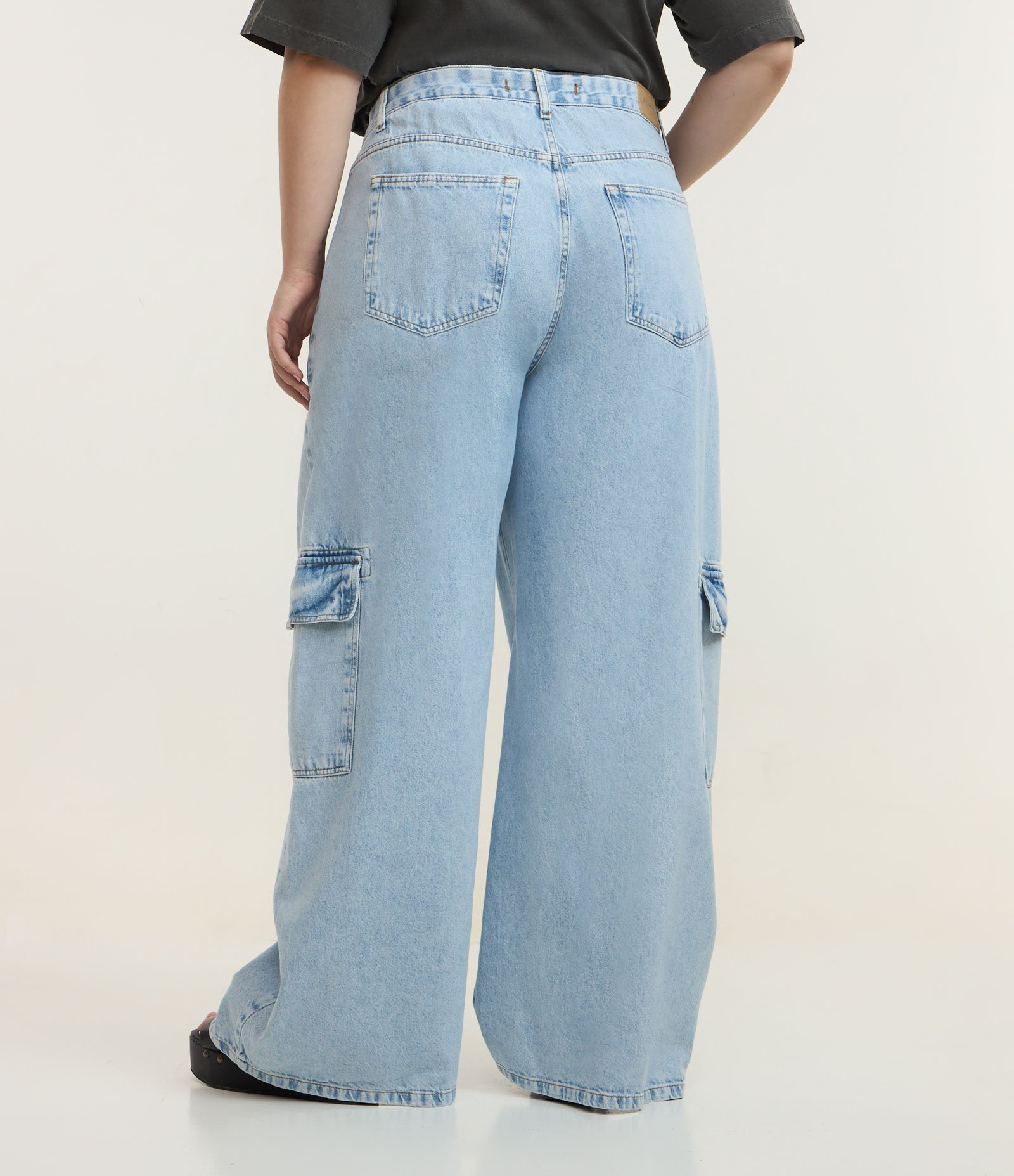 Calça Wide Leg em Jeans com Bolso Cargo Curve & Plus Size Azul 5