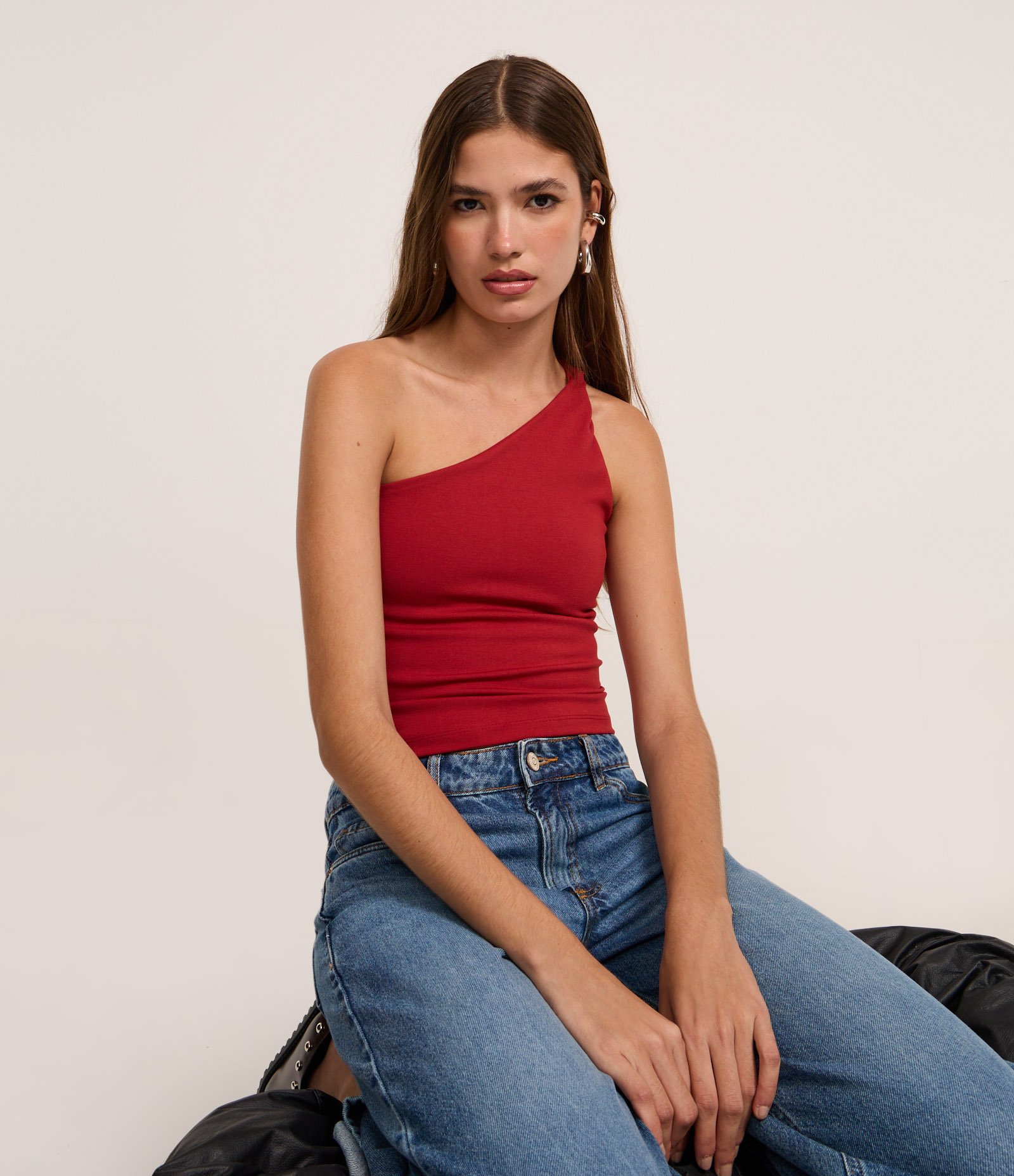 Blusa Ombro Só em Ponto Roma com Detalhe Torcido Vermelho 1