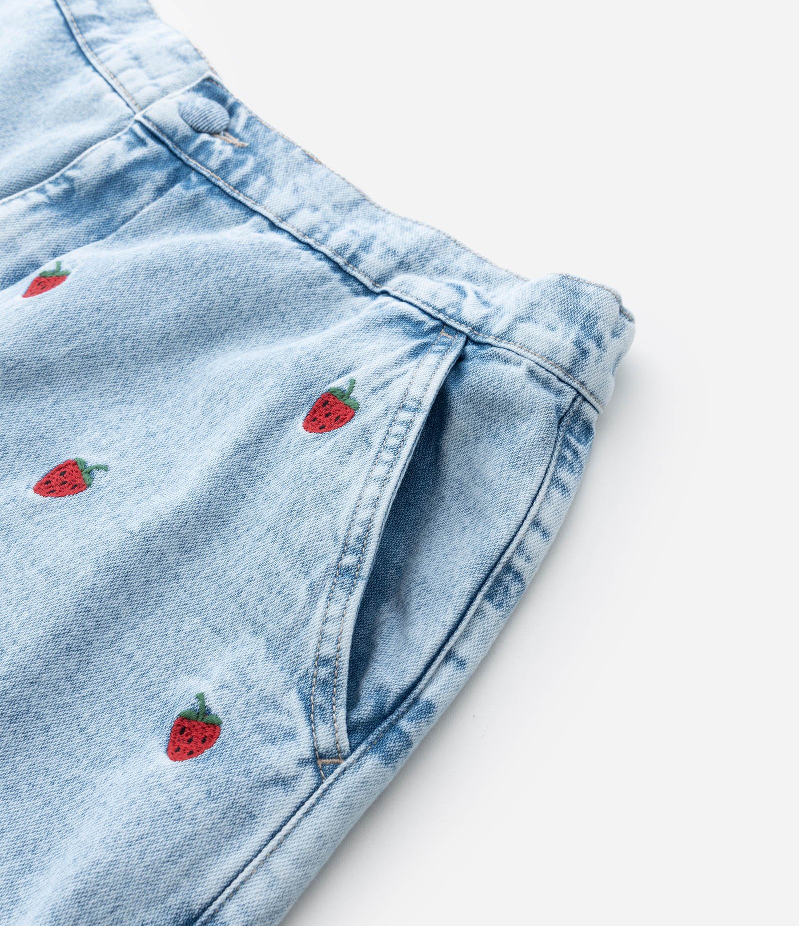 Short Alfaiataria em Jeans com Bordados de Moranguinhos Curve & Plus Size Azul 4