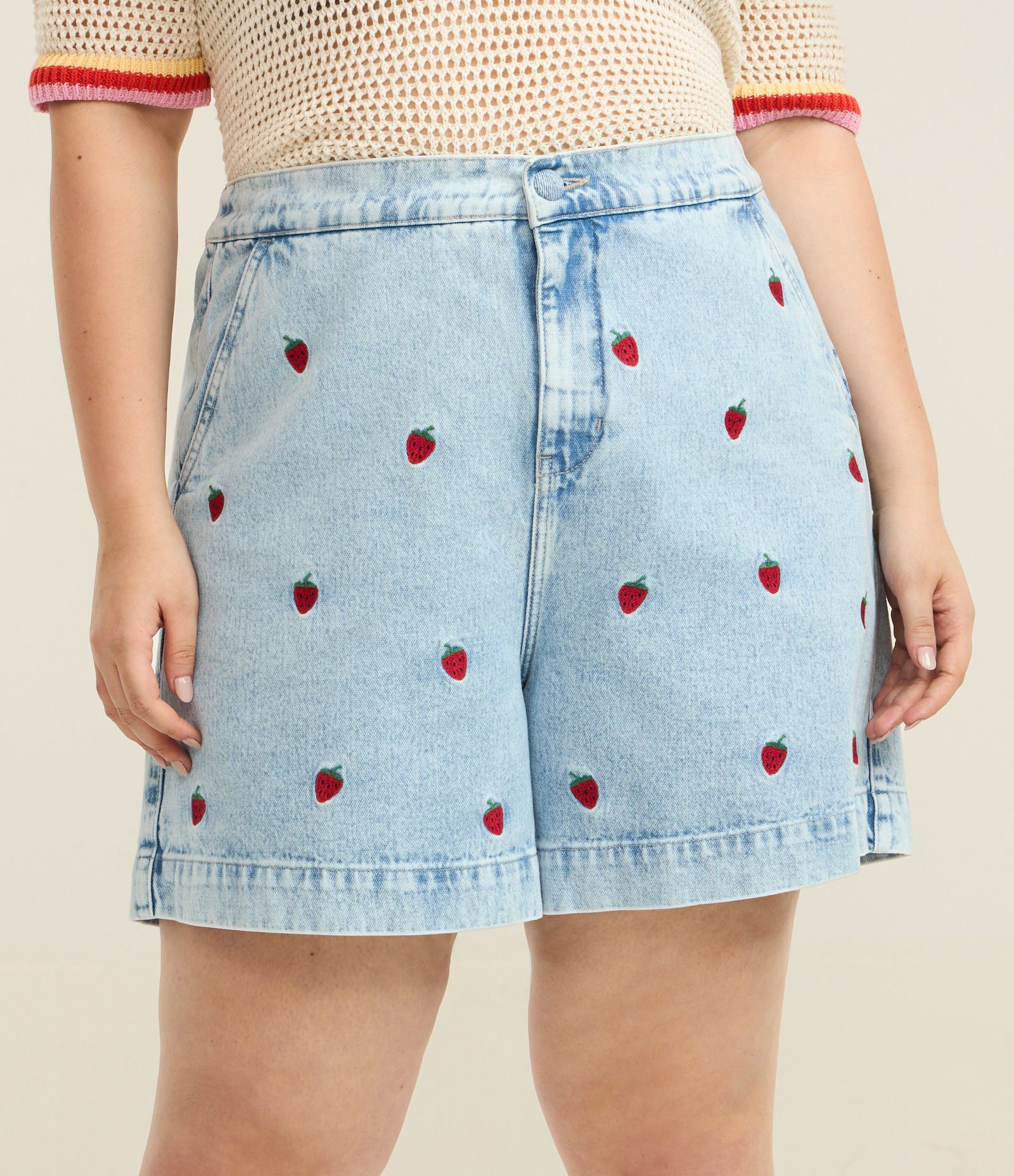 Short Alfaiataria em Jeans com Bordados de Moranguinhos Curve & Plus Size Azul 2