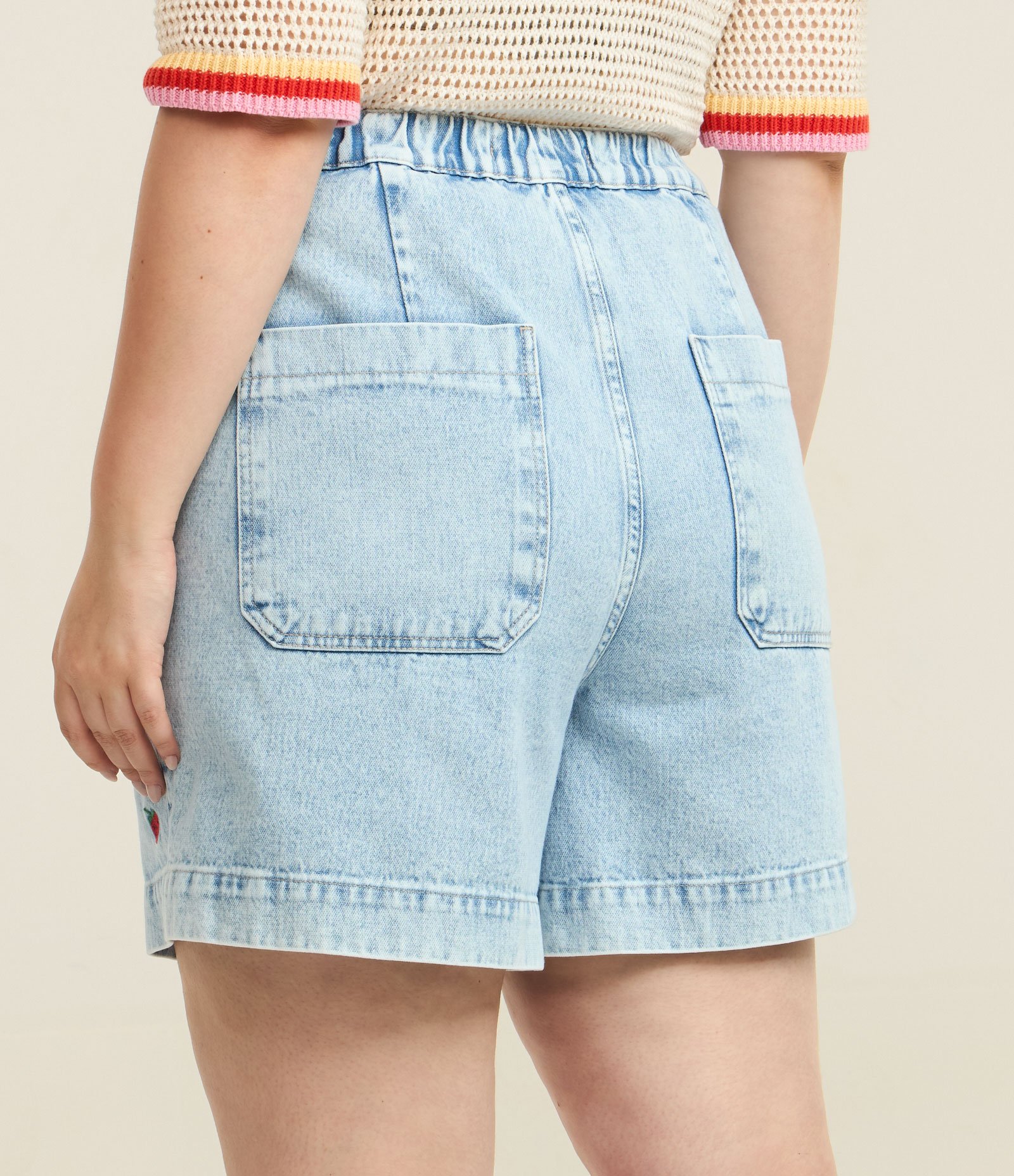 Short Alfaiataria em Jeans com Bordados de Moranguinhos Curve & Plus Size Azul 4