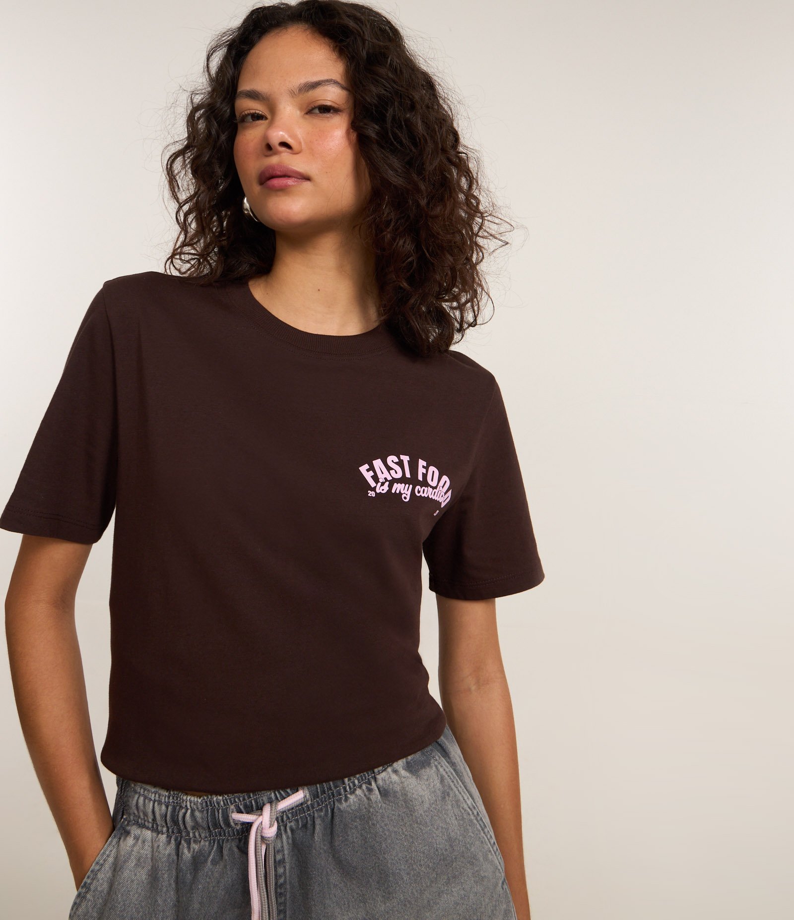 Camiseta T-Shirt em Algodão com Estampa Lettering Fast Food Marrom 1