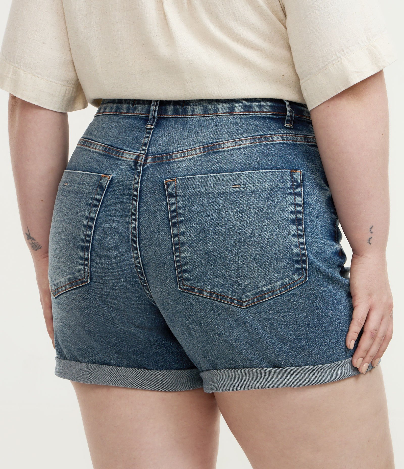 Short Hot Pants Jeans com Barra Dobrada Curve & Plus Size Azul Escuro 5