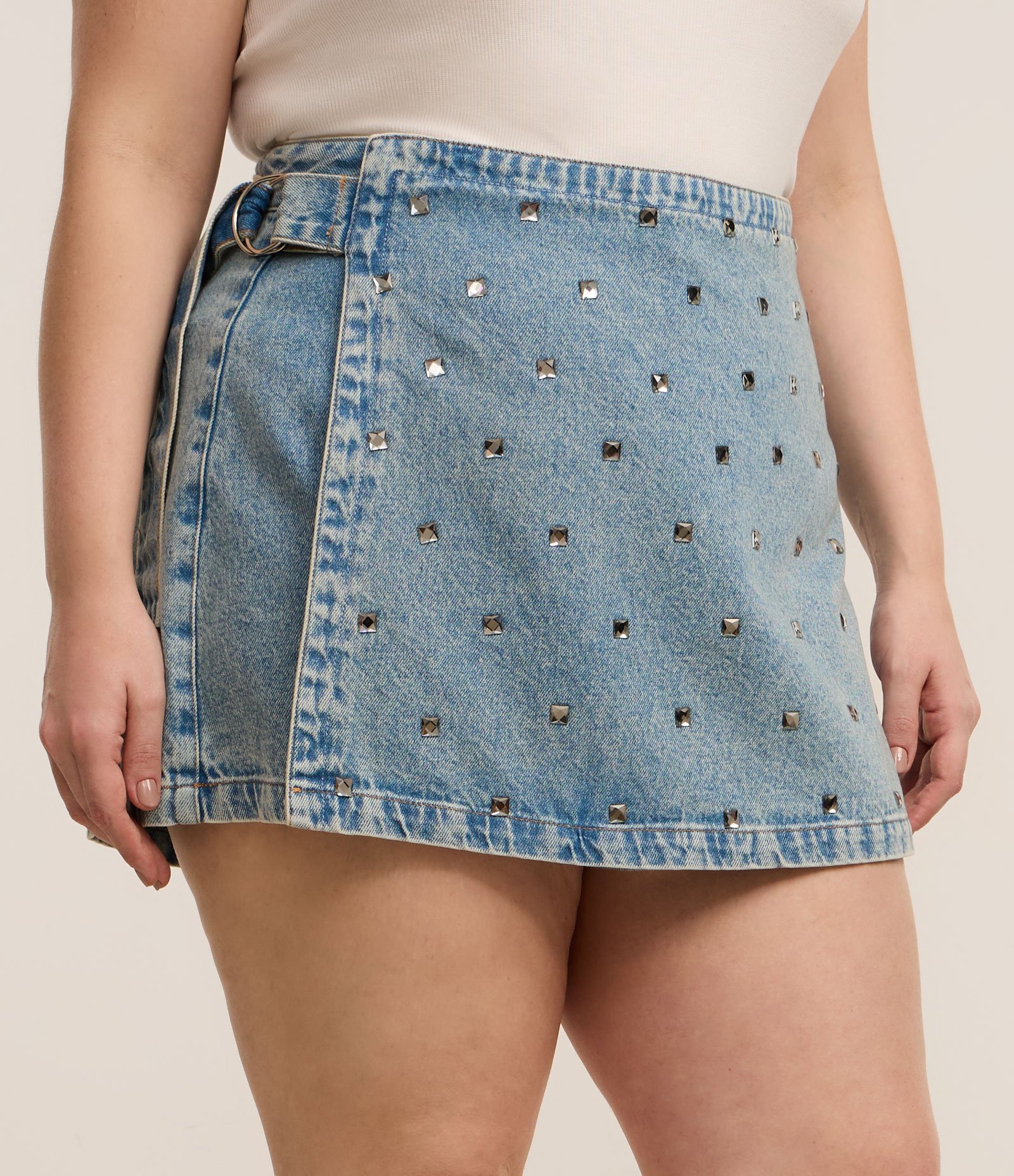 Short Saia em Jeans com Brilhos Frontais Curve & Plus Size Azul 2