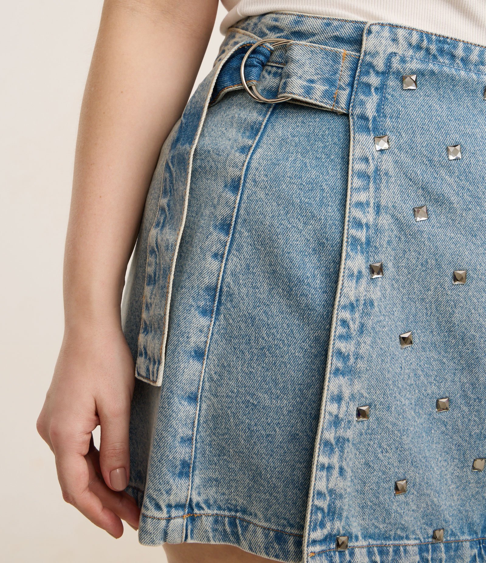 Short Saia em Jeans com Brilhos Frontais Curve & Plus Size Azul 3