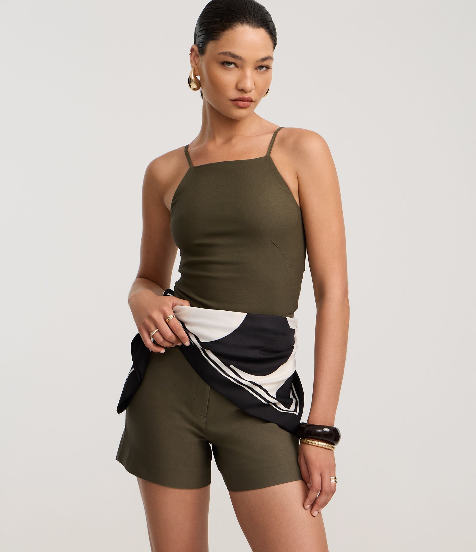 Short Reto Alfaiatado Cintura Alta em Bengaline Verde Oliva 2