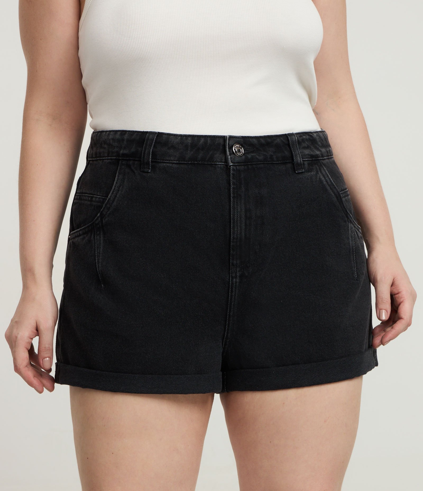 Short Mom em Jeans com Barra Dobrada Curve & Plus Size Preto 2