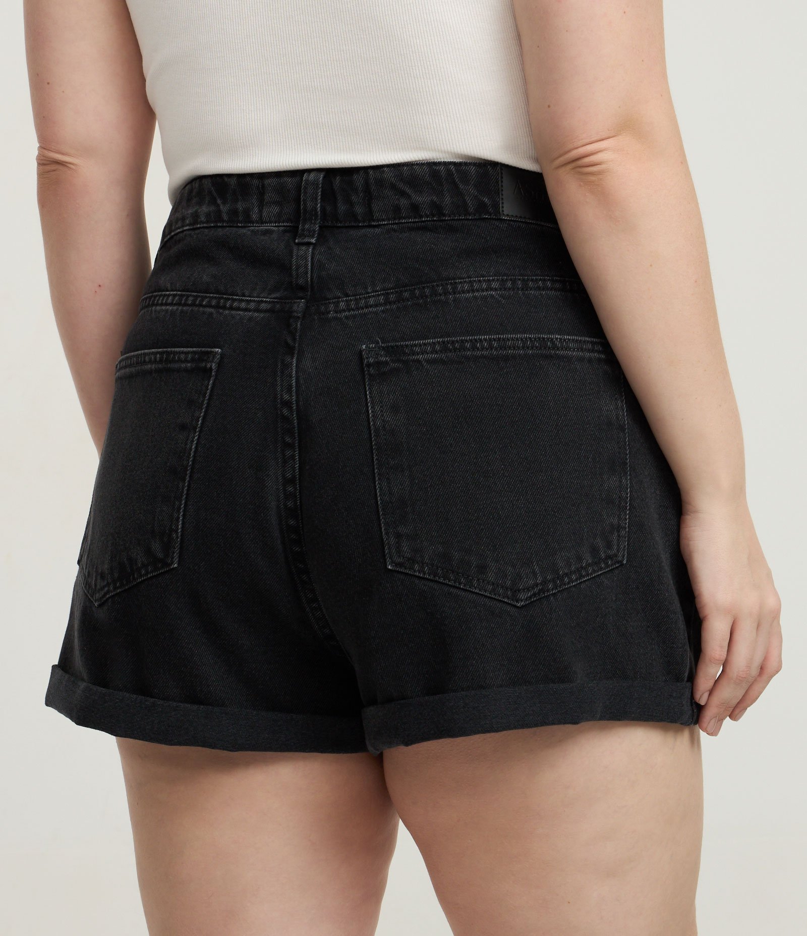 Short Mom em Jeans com Barra Dobrada Curve & Plus Size Preto 5