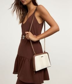 Bolsa Transversal Pequena com Estampa Listrada e Alça de Corrente