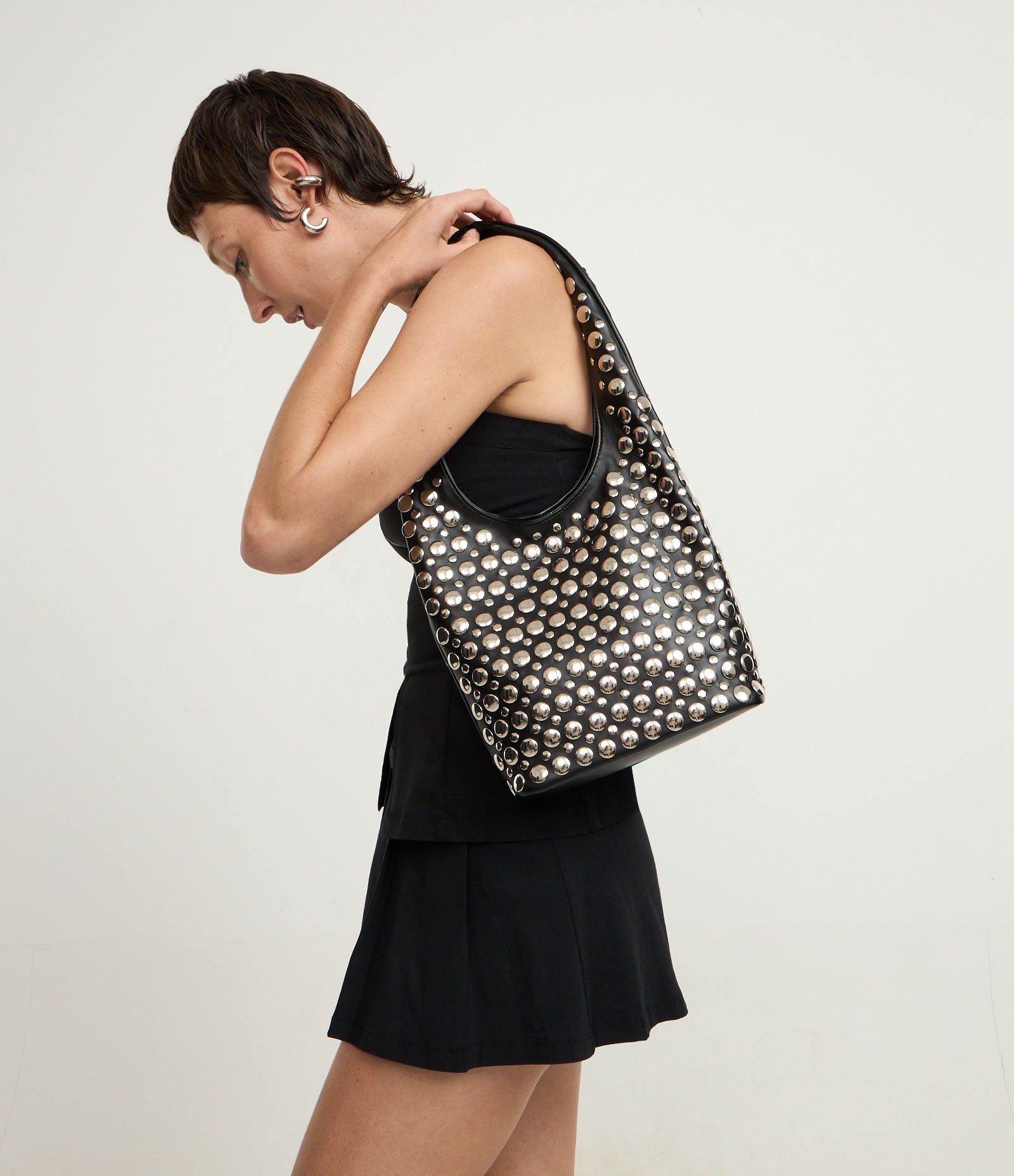 Bolsa Hobo com Studs Contrastantes Preto 7