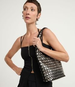 Bolsa Hobo com Studs Contrastantes