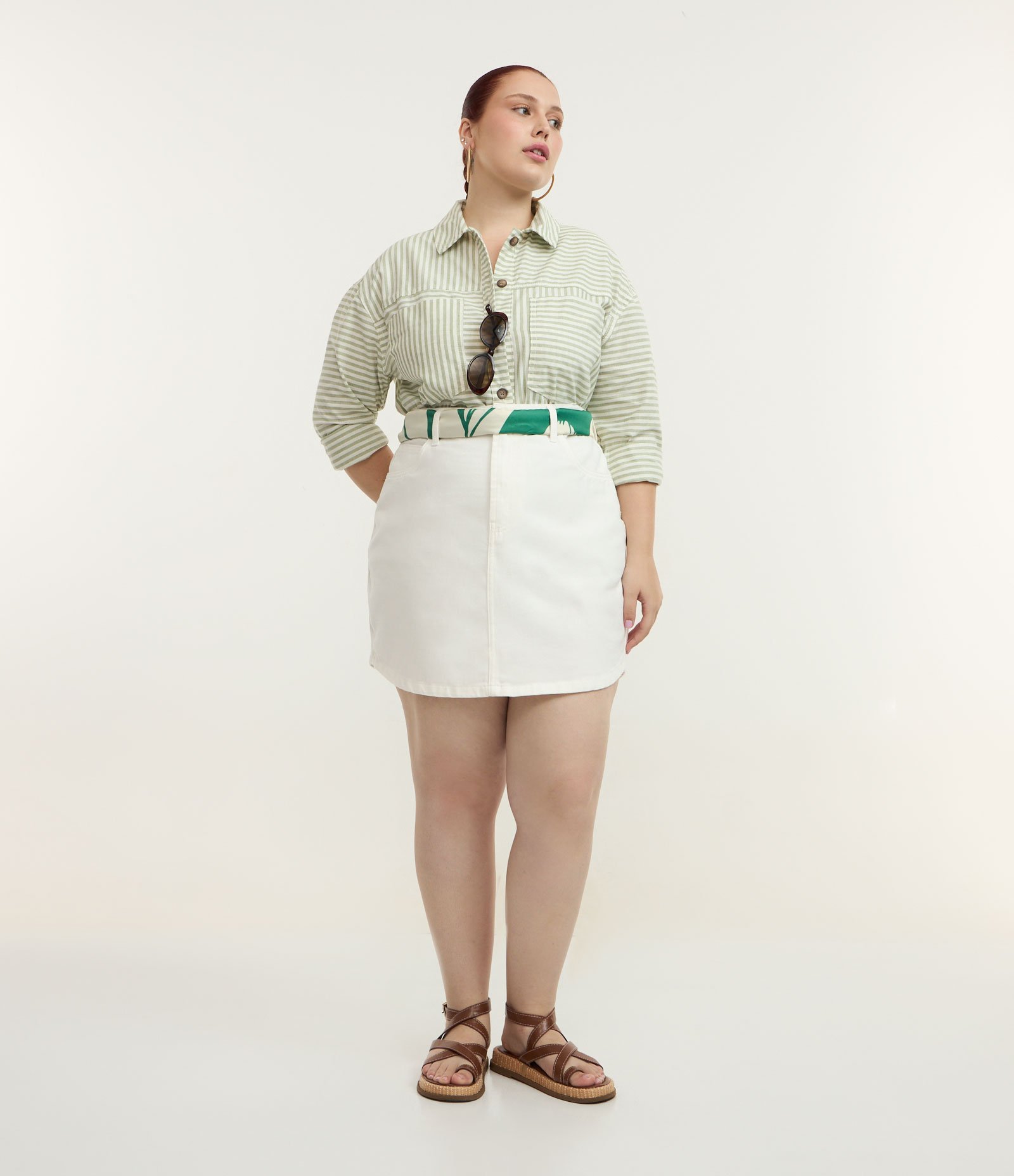 Saia Curta em Jeans com Bolsos Curve & Plus Size Branco 2