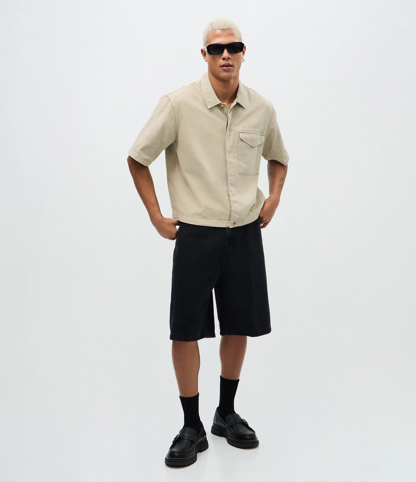 Camisa Overboxy em Sarja com Bolso Envelope Frontal Bege