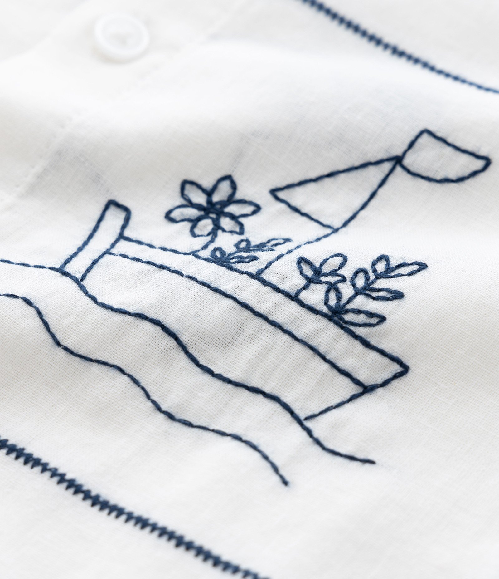 Camisa Comfort em Linho com Patchwork Fundo do Mar Bordado Branco 10