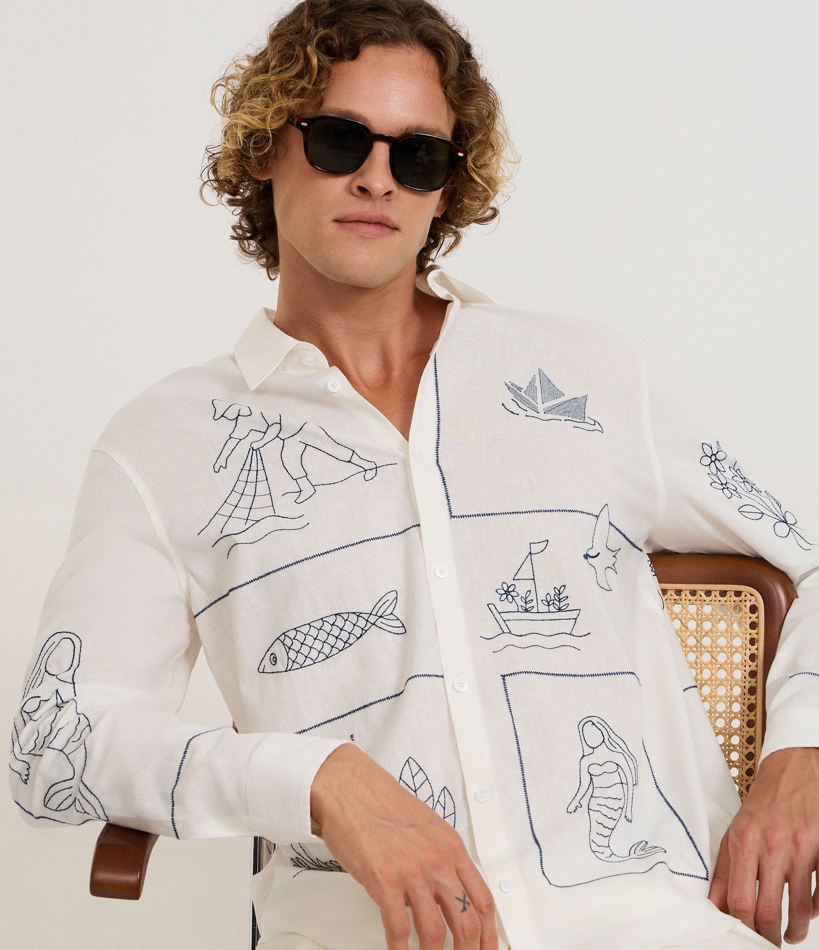 Camisa Comfort em Linho com Patchwork Fundo do Mar Bordado Branco 3