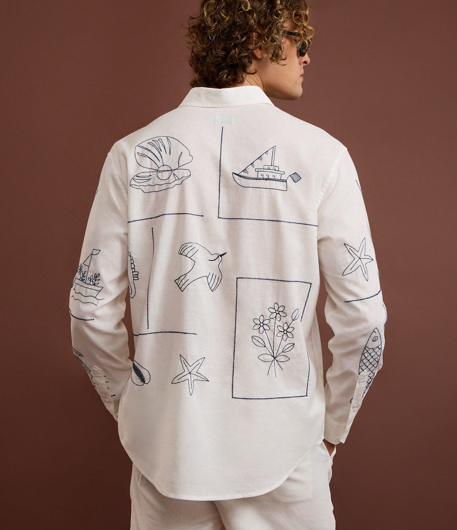 Camisa Comfort em Linho com Patchwork Fundo do Mar Bordado Branco 4